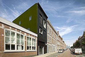 Umjetnički crni, bijeli i sivki dom u Rotterdamu