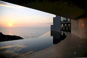 Häpnadsväckande betong- och glasboende med fantastisk utsikt över havet