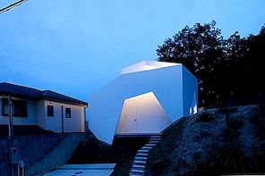 Asymmetrisk formade hem med en väljusterad arkitektur i Japan