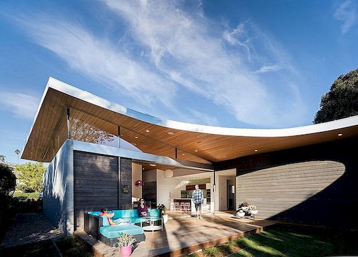 Hiša Avocado Acres v Kaliforniji razkriva poševno ukrivljeno streho