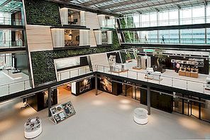 B / S / H / kancelářský prostor definovaný čtyřmi příběhy atrium a centrální zelené zdi