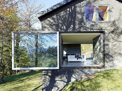 Schuur omgezet in minimalistisch vakantiehuis in Ayent, Zwitserland