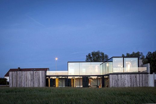 Barnwood dodává teplo do moderního glass retreatu v Belgii