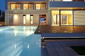 Linda casa à beira da piscina por Dom Arquitectura