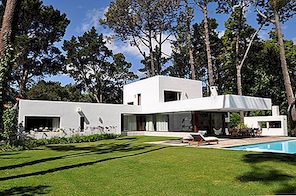 Lijepa L-oblikovana kuća za odmor okružena bujnom vegetacijom