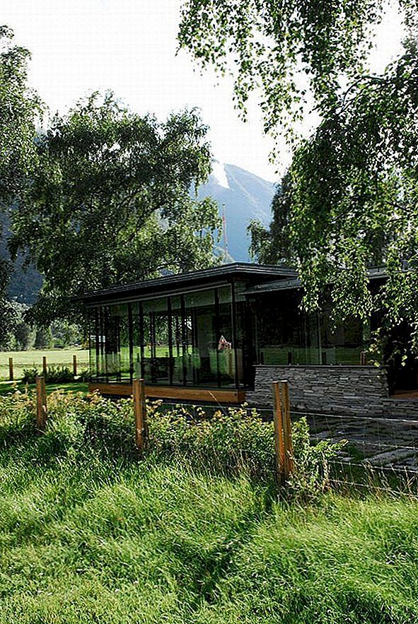 Vacker Lodge i mitten av naturen av Logg Architects