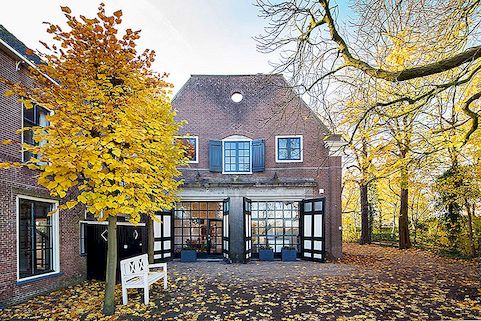 Vackert, fridfullt boendeutrymme med äkta trädekorationer i Nederländerna
