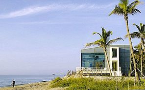 Vackert vitt residens i Florida med lugnande utsikt över stranden