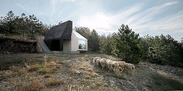 Crna i Bijela kuća mješavina sa svojim planinskim okruženjem