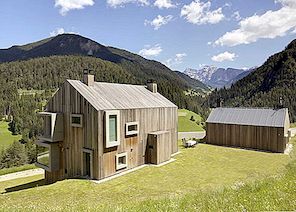 Boxy Windows Adorning roztomilý Gabled dřevěný domov v Itálii