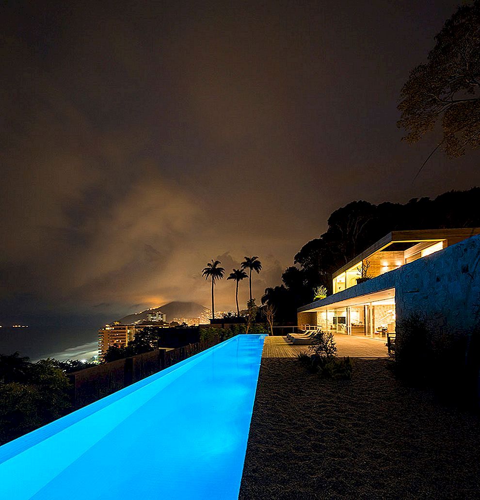 Braziliaans huis stijgt boven het landschap om van het uitzicht op de oceaan te genieten