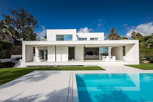 Helder, wit en modern huis aan de Middellandse Zee