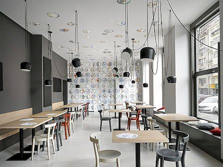 Café i Prag visar att minimalistiska interiörer kan vara lekfulla