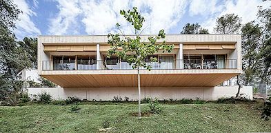 Cantilevered Home in Barcelona Integreert duurzame functies: Casa LLP