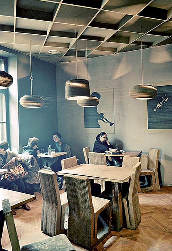Karton, koffie en cultuur definiëren L'Atelier Cafe in Cluj, Roemenië
