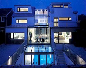 位于伦敦的层叠式住宅与最初整合的游泳池