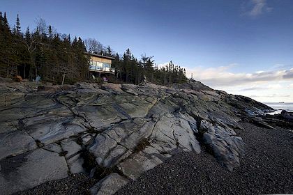 魁北克的瑞士山中的牧人小屋全景俯视岩石风景