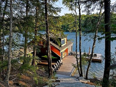 Okouzlující jezerní dům na jezeře Josefa, Kanada Altius Architecture