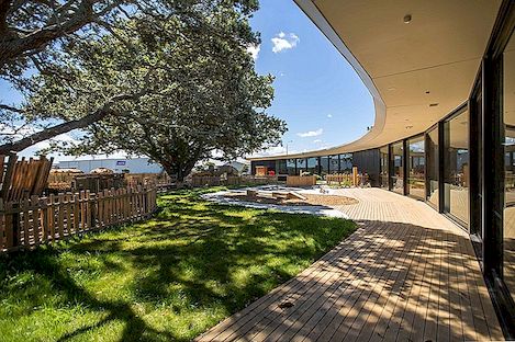 Chrysalis kinderopvangcentrum rond volwassen bomen in Auckland, Nieuw-Zeeland