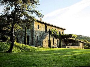 Klassisk italiensk herrgård omgiven av underbart landskap