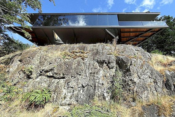 Cliff House Shaped By The Ragged Site and The Stunning Views