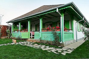 Barevné rustikální dům s tradičními rumunskými motivy