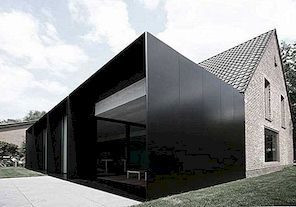 Kombinace temných objemů a farmářské architektury: dům DS