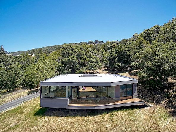 Kompaktní dům nad Sonoma Valley připomíná box na skalách