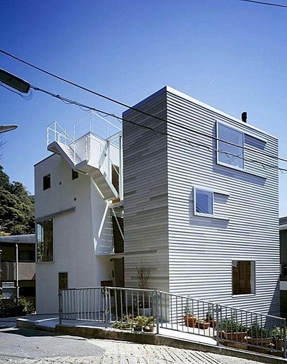 Kompakt vit bostad i Kobe av Tato Architects