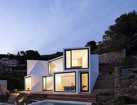Σύνθετο ηλιοτρόπιο σπίτι πλαισιώνοντας θεαματικές απόψεις της Μεσογείου
