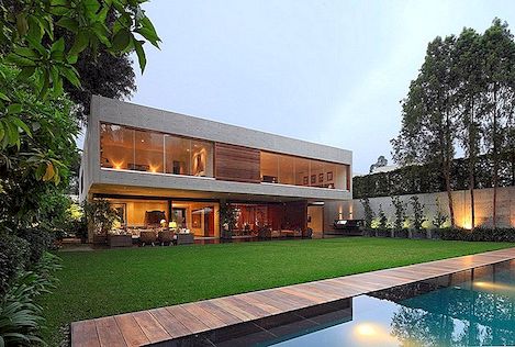 Beton en staal "Huis H" in Lima gebouwd rond een verzonken tuin