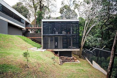 Concreet huis splitst in twee om dicht bij het bos te blijven