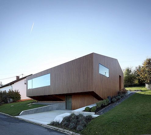 Eigentijdse benadering: minimalistisch huis met ongebruikelijke vorm in Duitsland