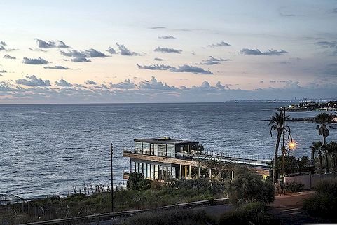 Samtida strandhus som utsätter sin stålstruktur och trädeckning i Libanon