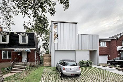 Suvremena samostojeća kuća koja skriva prostornu složenost u Montrealu, Kanada
