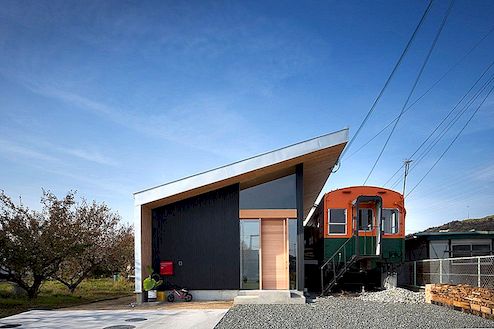 Samtida familjehem som integrerar ett tågbil: plattformshus i Japan