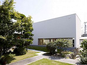 Současný domov v Japonsku Integrace reálných stromů do struktury