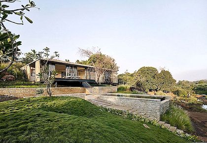 Eigentijds huis gebouwd om te integreren met natuurlijk landschap in India