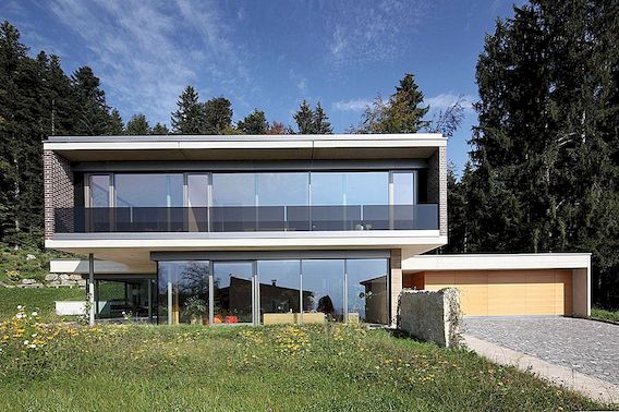 奥地利当代房屋呼吸透明与山脉的摇晃视图