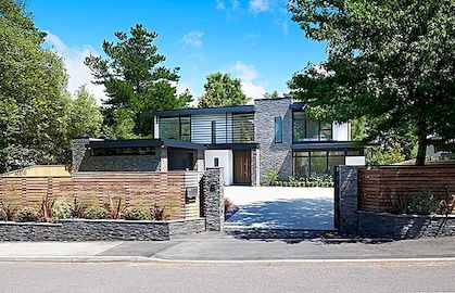 Contemporary House in England combineert steen en glas