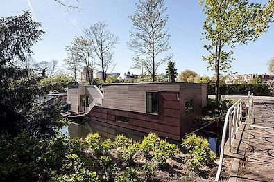 Samtida husbåt i Nederländerna erbjuder både privatliv och åsikter