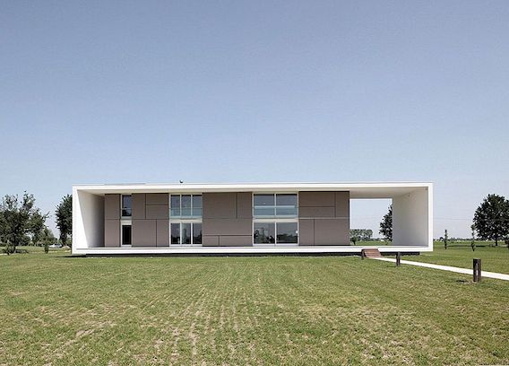 Modern monolithisch huis met een frame van Andrea Oliva Architetto