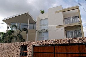 Současná rezidence na Srí Lance architektem Channou Horombuwou