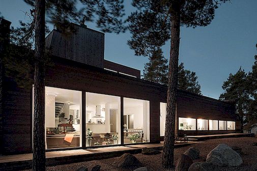 Suvremena rezidencija s neočekivanom težom siluetom u Ingarö, Švedska