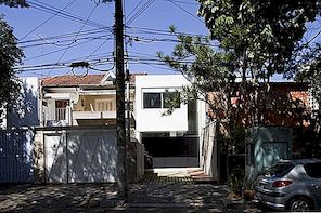 Šiuolaikinis gyvenamasis namas su gilios architektūros detalėmis: 4 × 30 namas