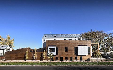 Eigentijds huis met drie niveaus met creatieve ontwerpfuncties in Denver