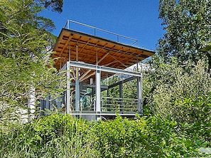 Šiuolaikinio medžio namas Pietų Afrikoje, kuriame demonstruojamas įspūdingas dizainas