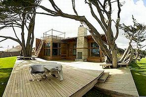 Samtida Wooden Retreat av Johnston Architects
