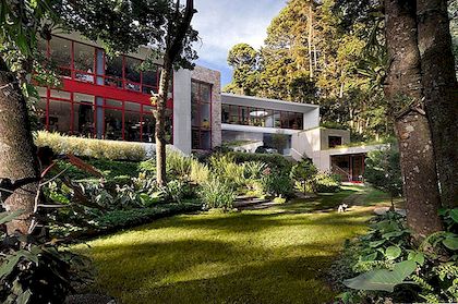 Crazy-Colorful Modern House i Guatemala Hosting ett konstgalleri: Casa Chinkara