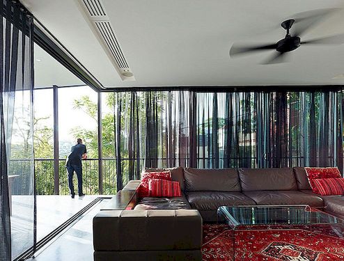 Kreativa designlösningar implementerade i moderna hus på en sluttning